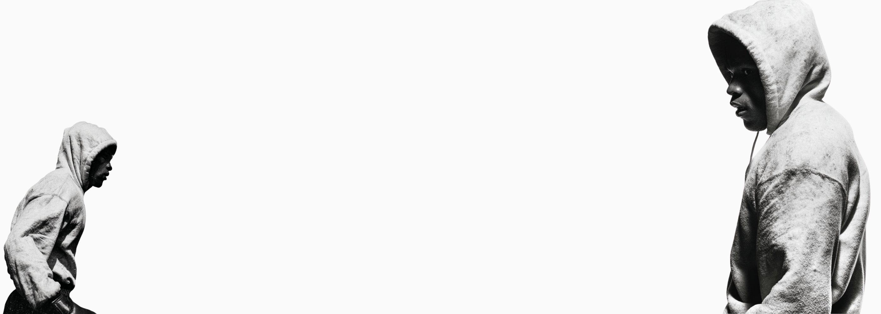 Weitformatiges Banner: Fokussierter Athlet im Hoodie vor dem Training. Visualisierung von Mindset und mentaler Vorbereitung im Kampfsport.