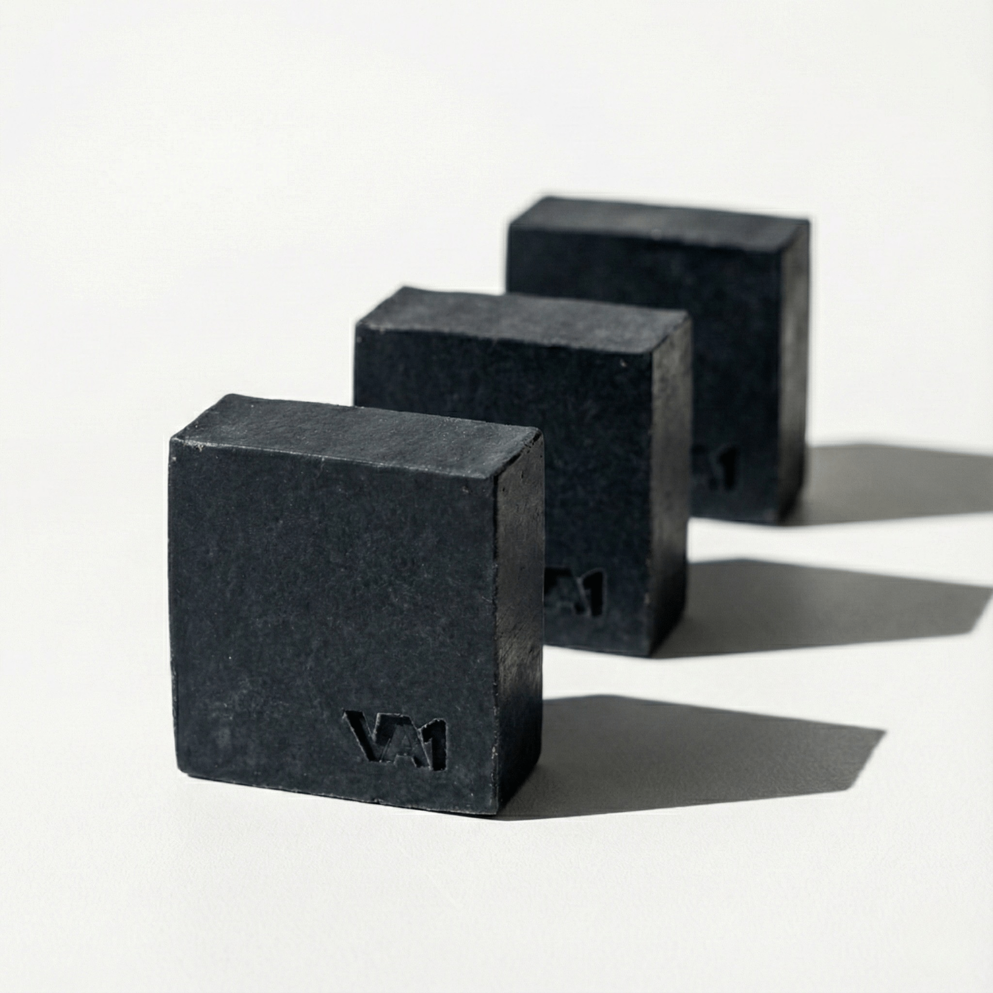 Drei VA1 Core Bar Aktivkohle Seifen in Reihe. Vorratspackung für tägliche Matten-Hygiene und Defense gegen Hautinfektionen.