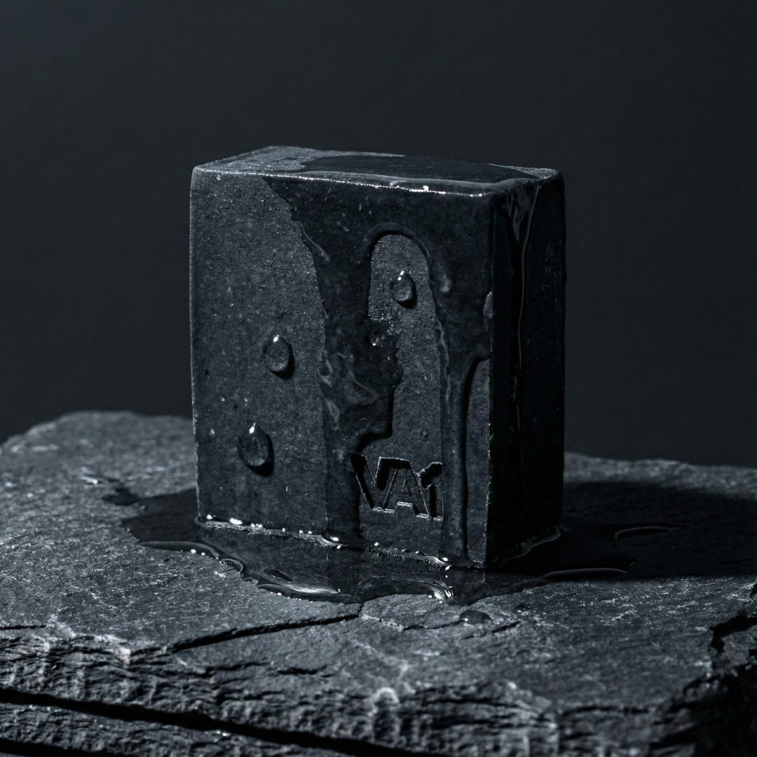 VA1 Core Bar auf nassem Schieferstein. Premium-Ästhetik visualisiert die reine, elementare Kraft der Mat Defense Formel und die hochwertige Verarbeitung.