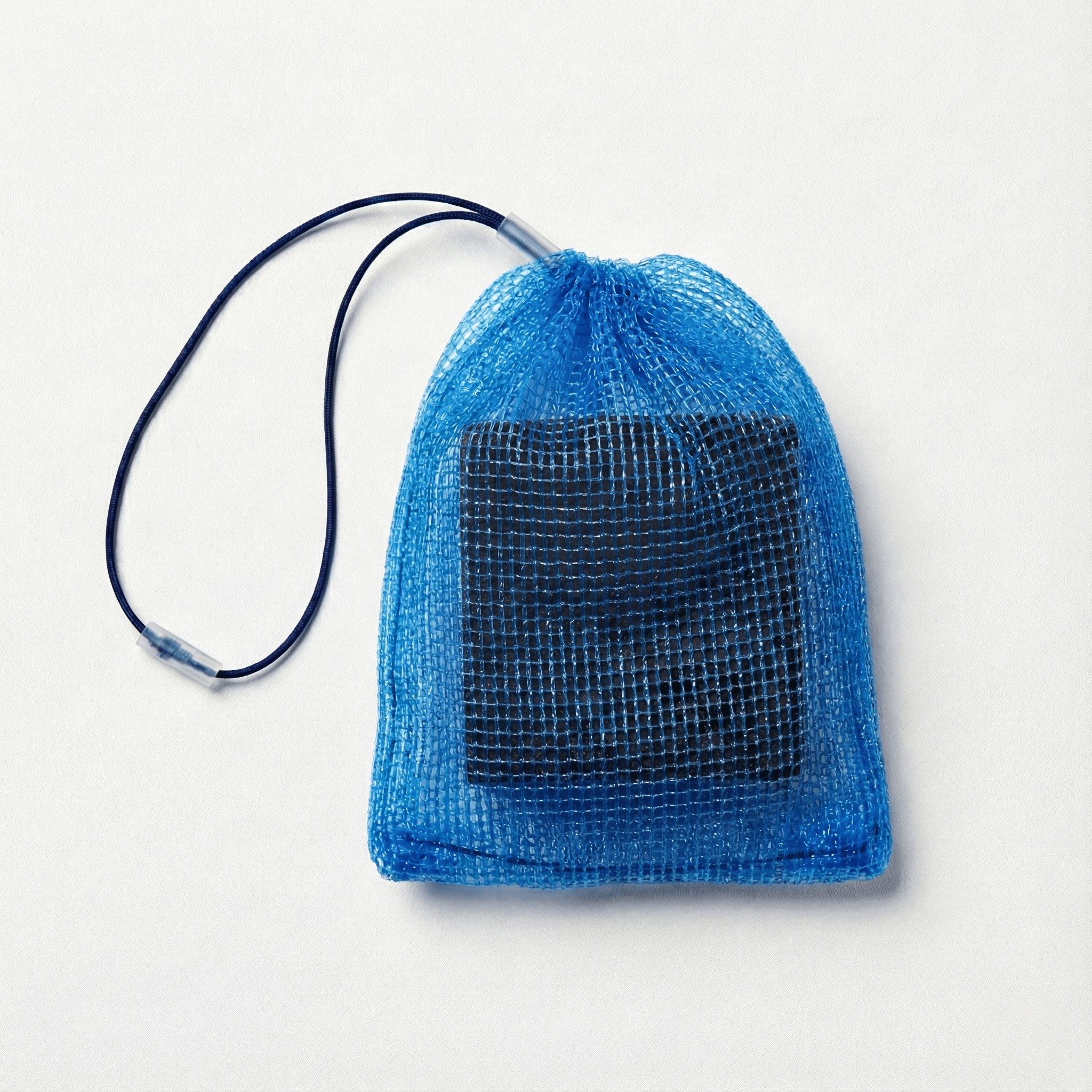 VA1 Seifenbeutel aus blauem Polyamid mit Core Bar Aktivkohle Seife. Zur hygienischen Aufbewahrung und Trocknung der Mat Defense Ausrüstung nach dem BJJ und MMA Training.